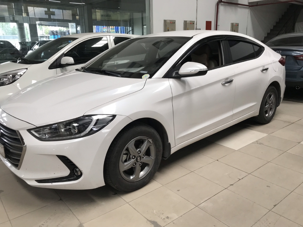 Bán Hyundai Elantra 1.6MT màu trắng số sàn sản xuất 2018 xe như mới