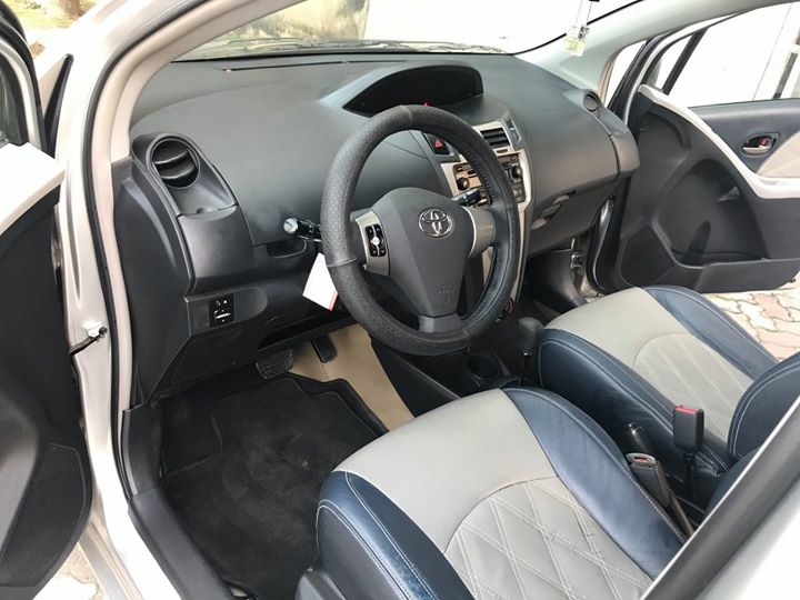 Kẹt tiền bán xe Yaris 2009 màu bạc số tự động nhập Nhật Bản