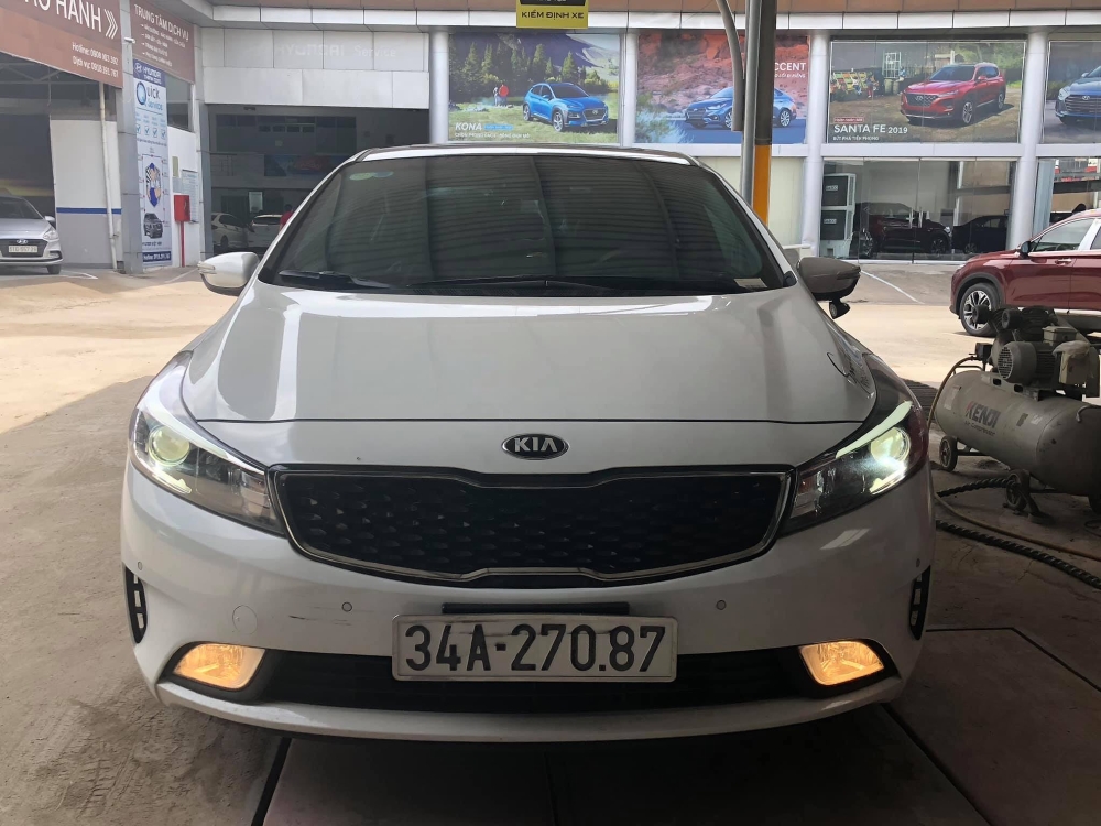 Bán Kia Cerato 2.0AT màu trắng số tự động sản xuất 2018 đi 5000km xe mới đập thùng