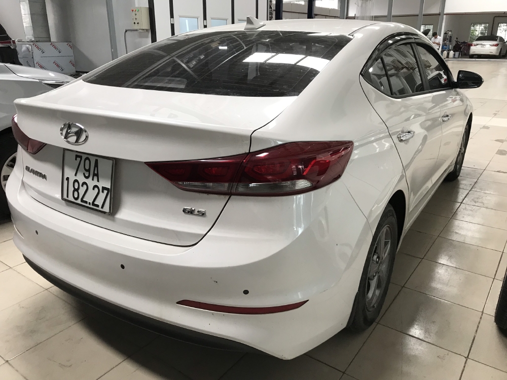 Bán Hyundai Elantra 1.6MT màu trắng số sàn sản xuất 2018 xe như mới