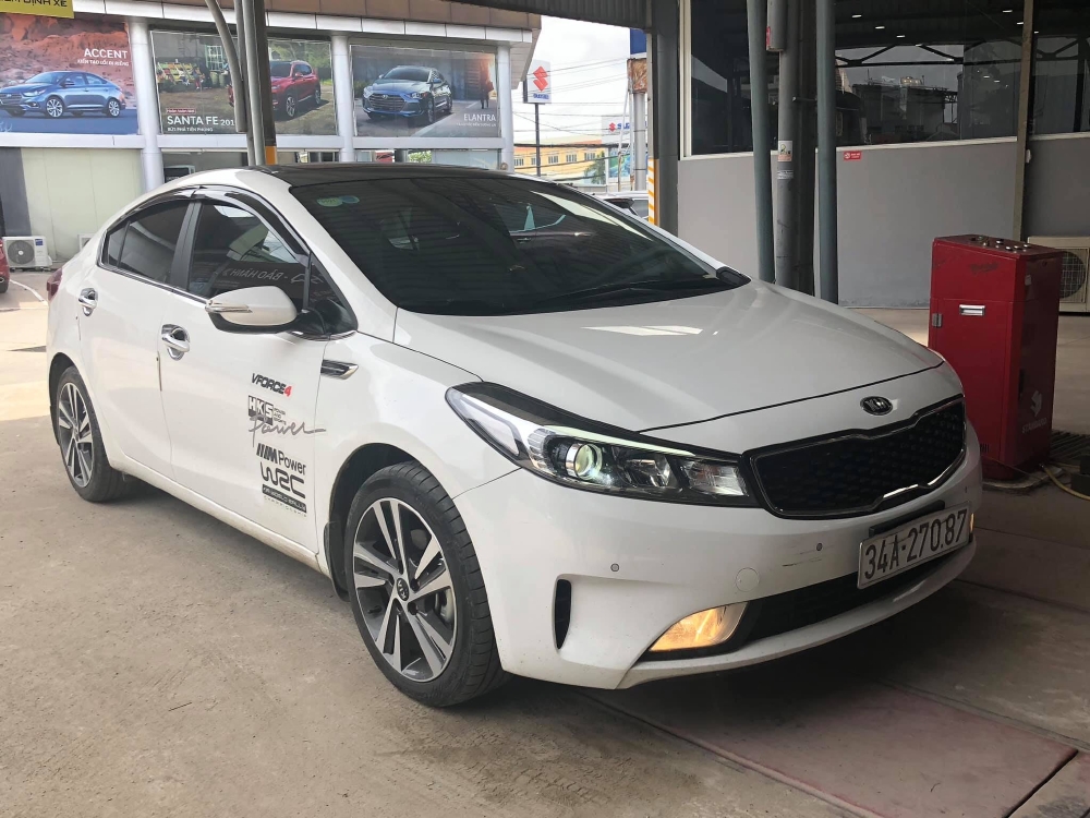 Bán Kia Cerato 2.0AT màu trắng số tự động sản xuất 2018 đi 5000km xe mới đập thùng