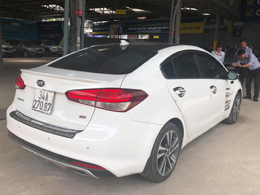 Bán Kia Cerato 2.0AT màu trắng số tự động sản xuất 2018 đi 5000km xe mới đập thùng