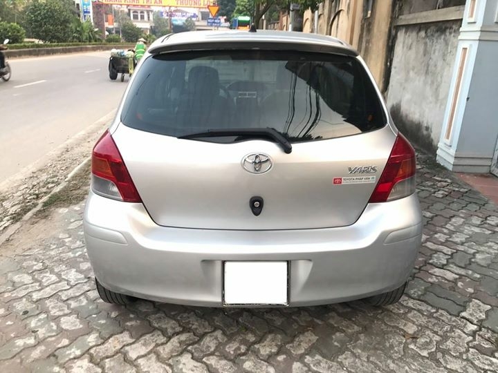 Kẹt tiền bán xe Yaris 2009 màu bạc số tự động nhập Nhật Bản