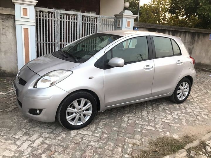 Kẹt tiền bán xe Yaris 2009 màu bạc số tự động nhập Nhật Bản