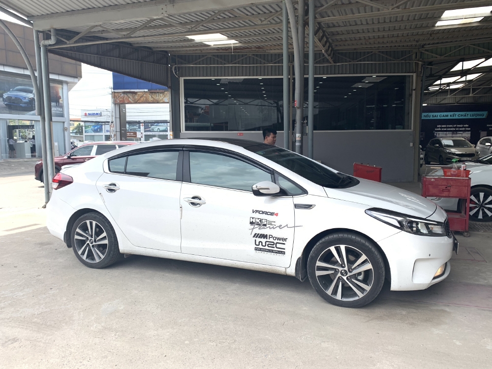 Bán Cerato 2.0AT 2018, màu trắng, siêu lướt, lên nhiều đồ chơi, giá TL