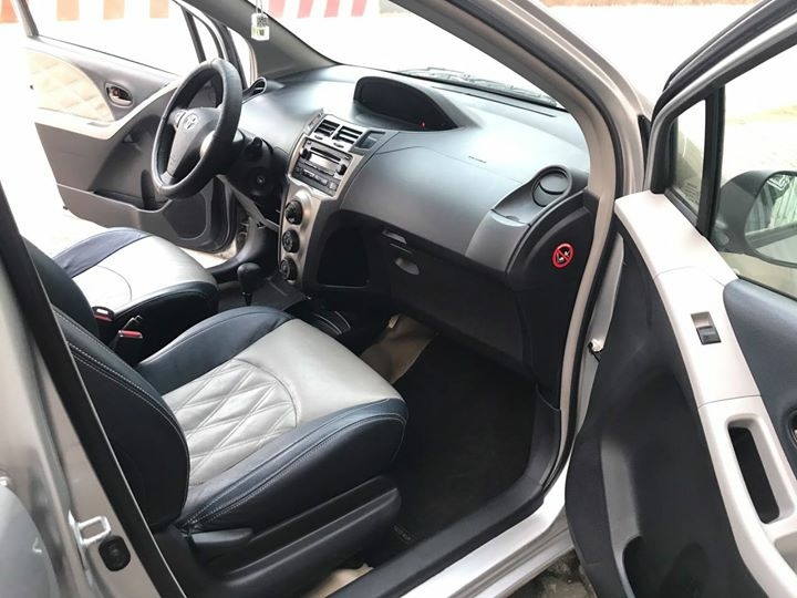 Kẹt tiền bán xe Yaris 2009 màu bạc số tự động nhập Nhật Bản