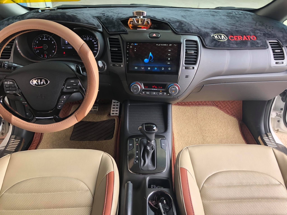 Bán Kia Cerato 2.0AT màu trắng số tự động sản xuất 2018 đi 5000km xe mới đập thùng