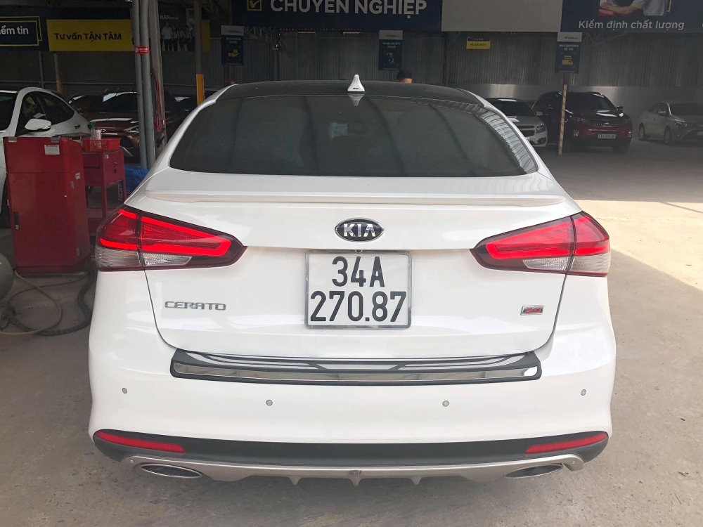 Bán Kia Cerato 2.0AT màu trắng số tự động sản xuất 2018 đi 5000km xe mới đập thùng