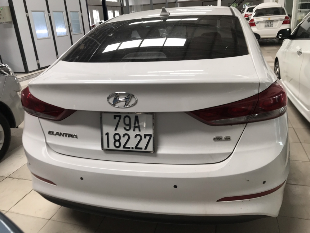 Bán Hyundai Elantra 1.6MT màu trắng số sàn sản xuất 2018 xe như mới