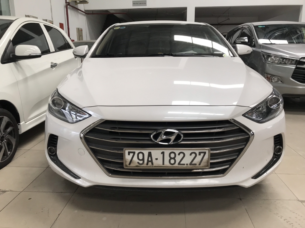 Bán Hyundai Elantra 1.6MT màu trắng số sàn sản xuất 2018 xe như mới