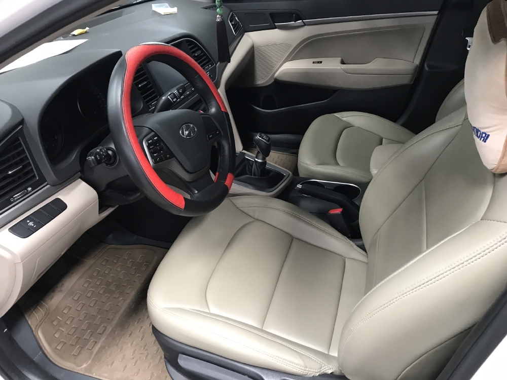 Bán Hyundai Elantra 1.6MT màu trắng số sàn sản xuất 2018 xe như mới