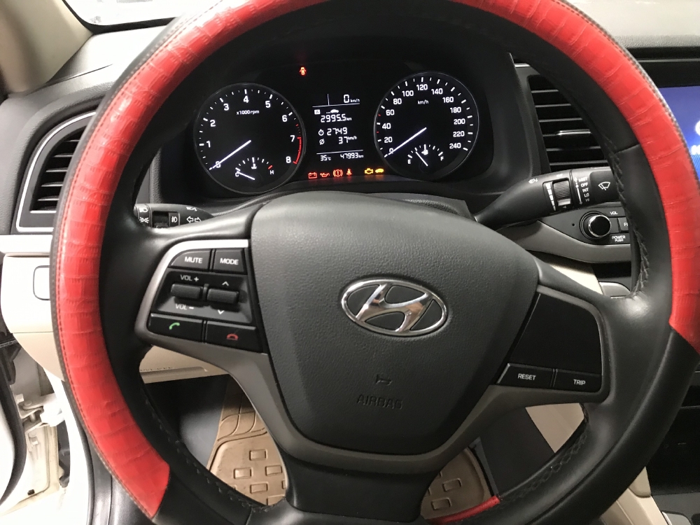 Bán Hyundai Elantra 1.6MT màu trắng số sàn sản xuất 2018 xe như mới