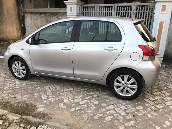 Kẹt tiền bán xe Yaris 2009 màu bạc số tự động nhập Nhật Bản
