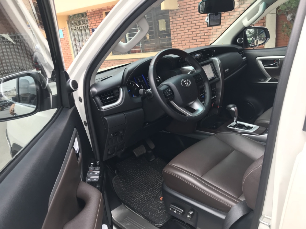 Gia đình cần bán Fortuner 2017, số tự động, hai cầu, máy xăng, màu trắng