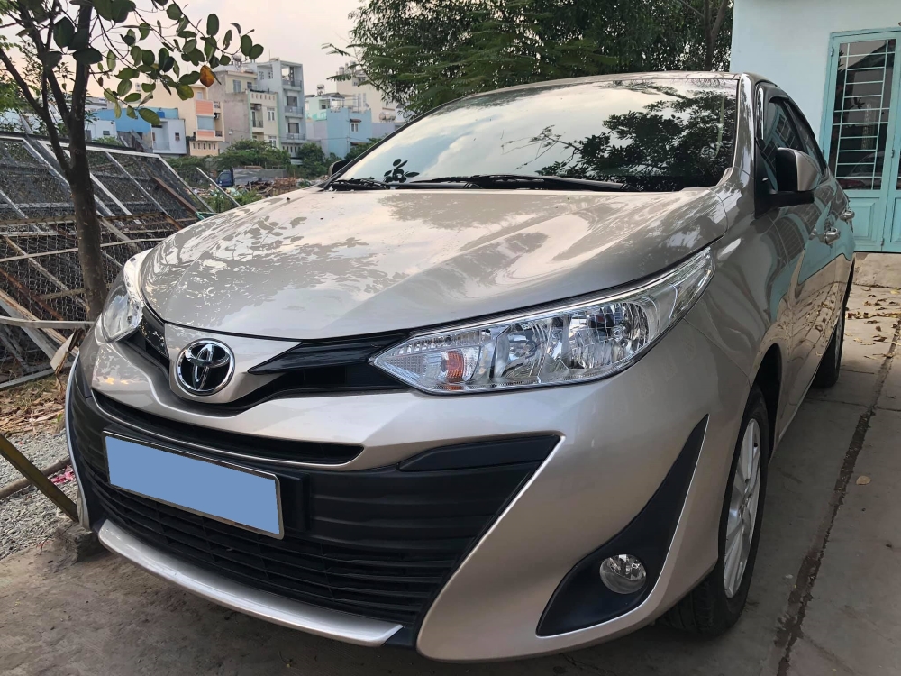 Cần bán xe Toyota Vios 2018 số tự động màu vàng cát fom mới