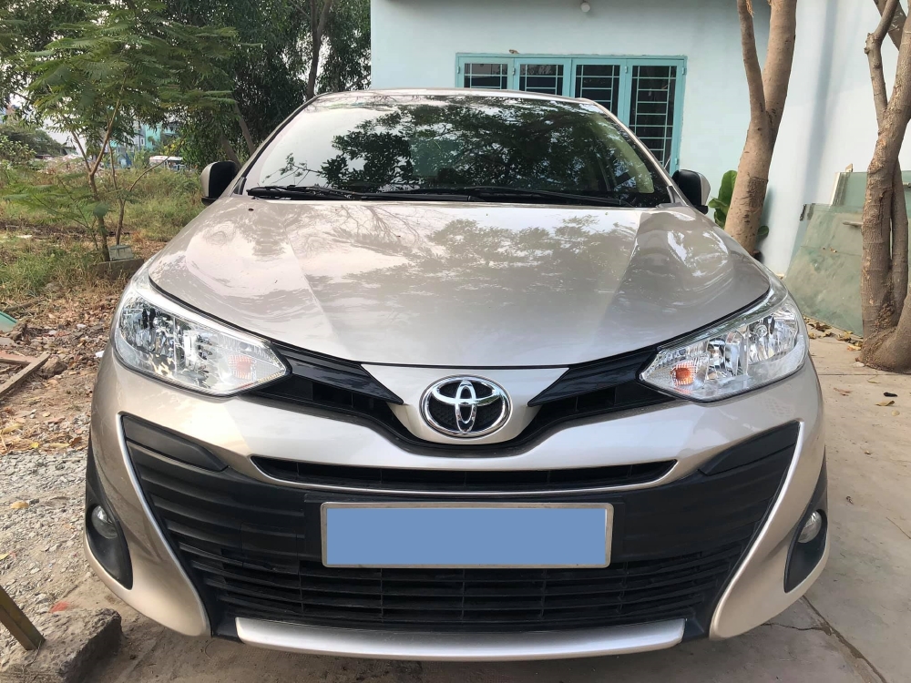 Cần bán xe Toyota Vios 2018 số tự động màu vàng cát fom mới