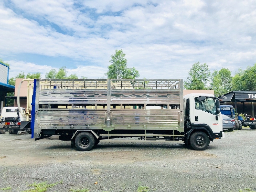 Xe tải chở Gia Súc ISUZU FRR tải cho phép chở 5 tấn - Trả Góp