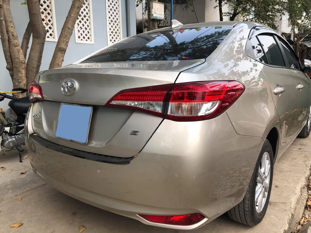 Cần bán xe Toyota Vios 2018 số tự động màu vàng cát fom mới