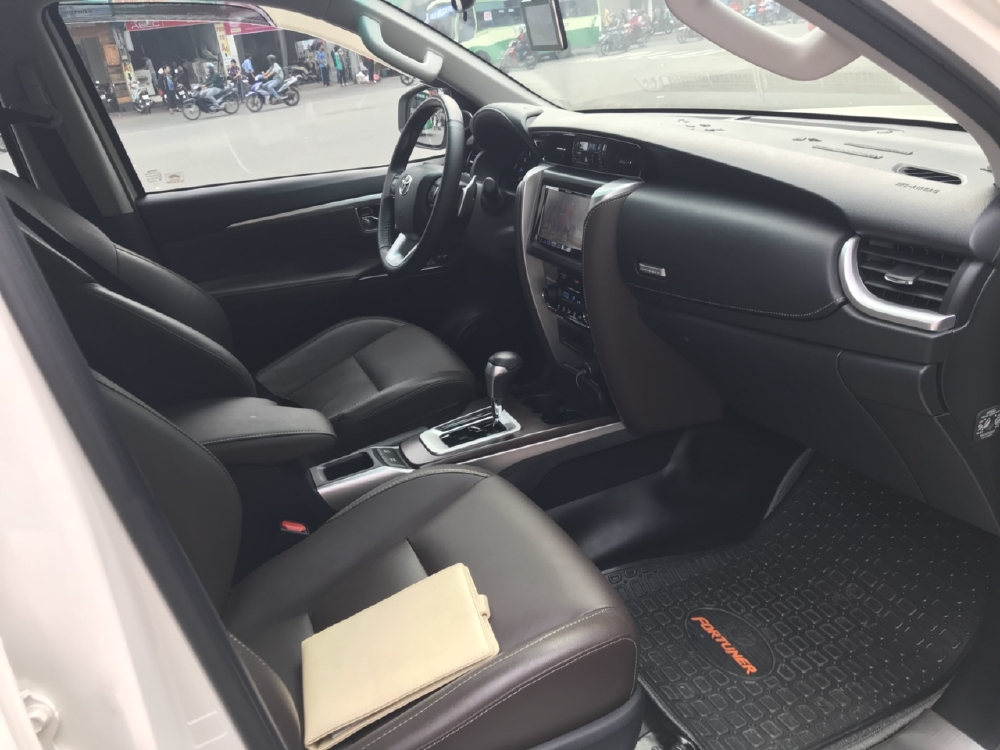 Gia đình cần bán Fortuner 2017, số tự động, hai cầu, máy xăng, màu trắng