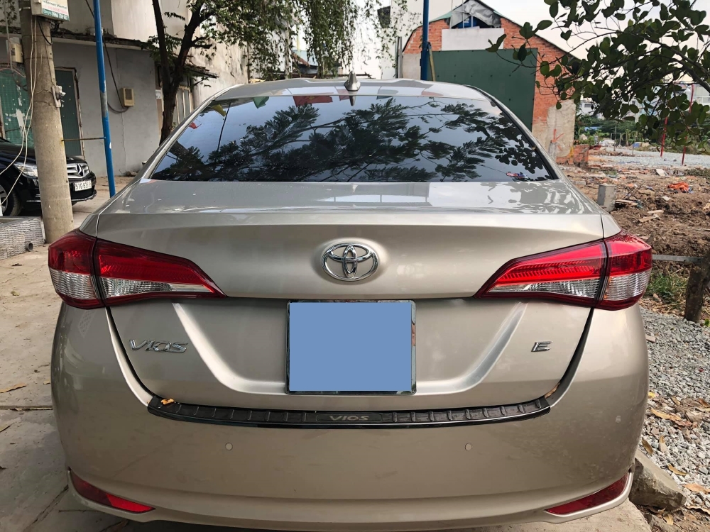 Cần bán xe Toyota Vios 2018 số tự động màu vàng cát fom mới