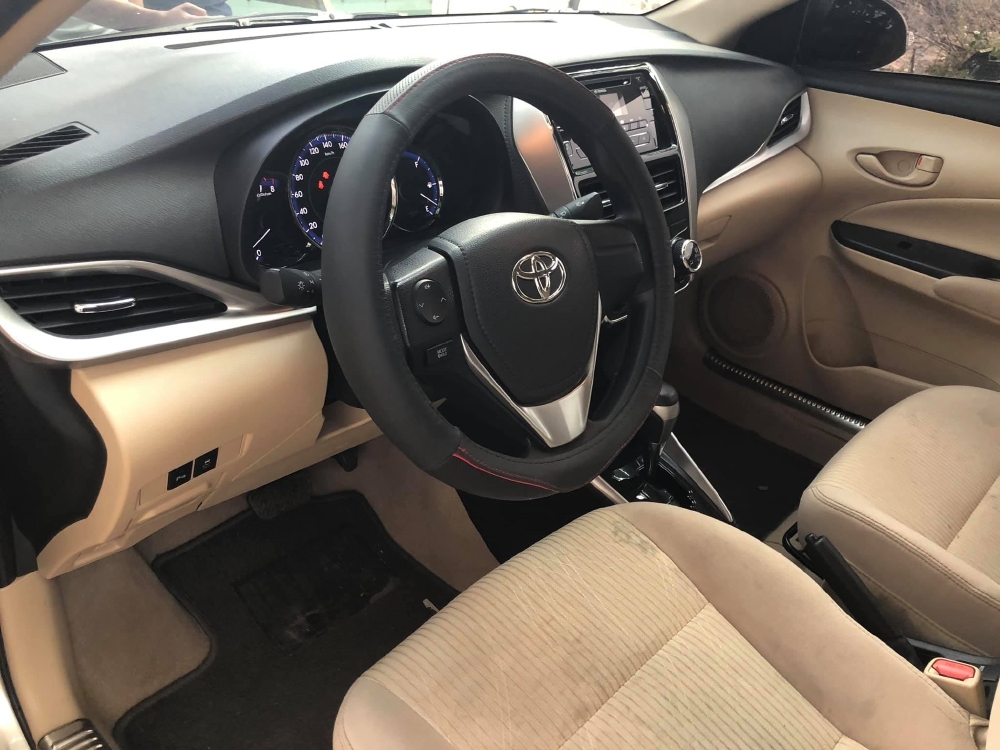 Cần bán xe Toyota Vios 2018 số tự động màu vàng cát fom mới