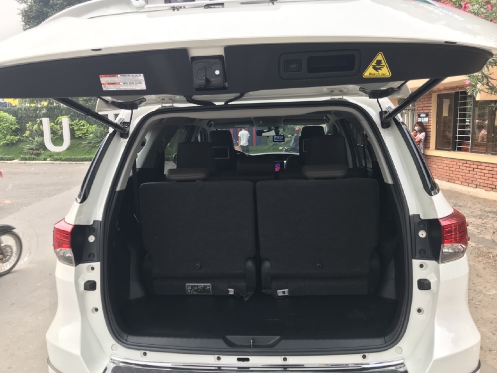 Gia đình cần bán Fortuner 2017, số tự động, hai cầu, máy xăng, màu trắng