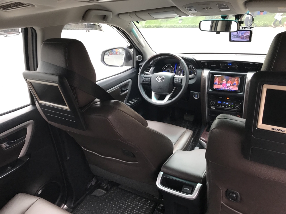 Gia đình cần bán Fortuner 2017, số tự động, hai cầu, máy xăng, màu trắng