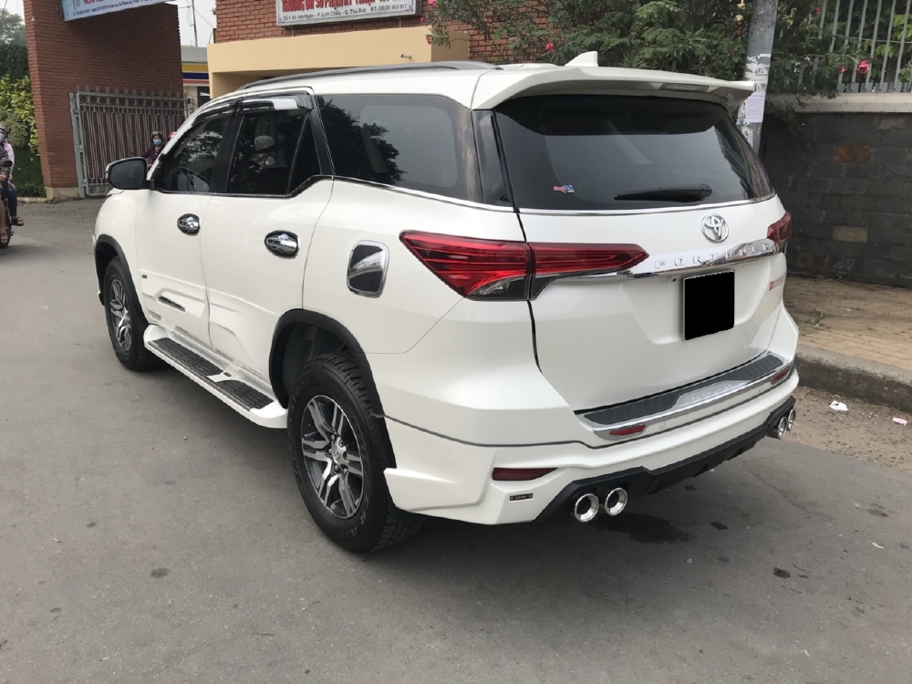 Gia đình cần bán Fortuner 2017, số tự động, hai cầu, máy xăng, màu trắng