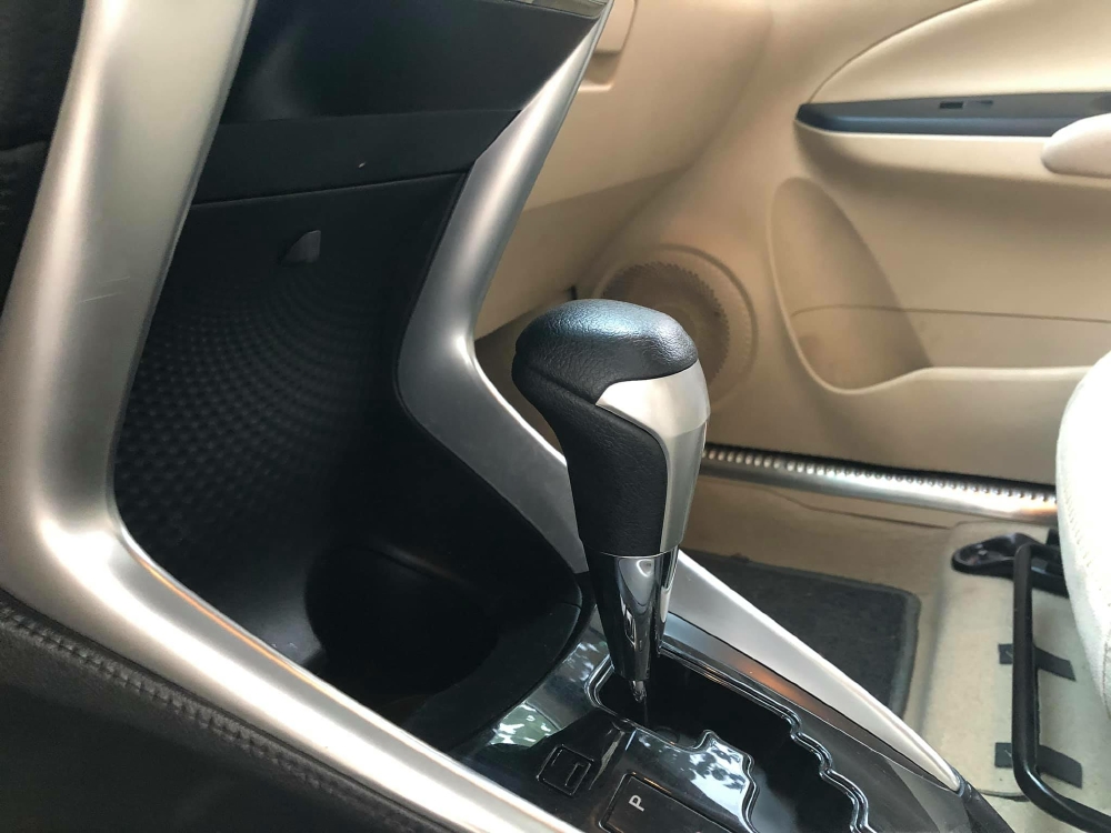 Cần bán xe Toyota Vios 2018 số tự động màu vàng cát fom mới