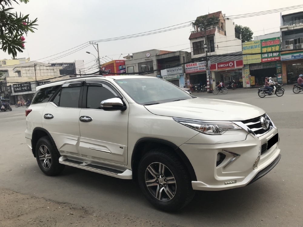 Gia đình cần bán Fortuner 2017, số tự động, hai cầu, máy xăng, màu trắng