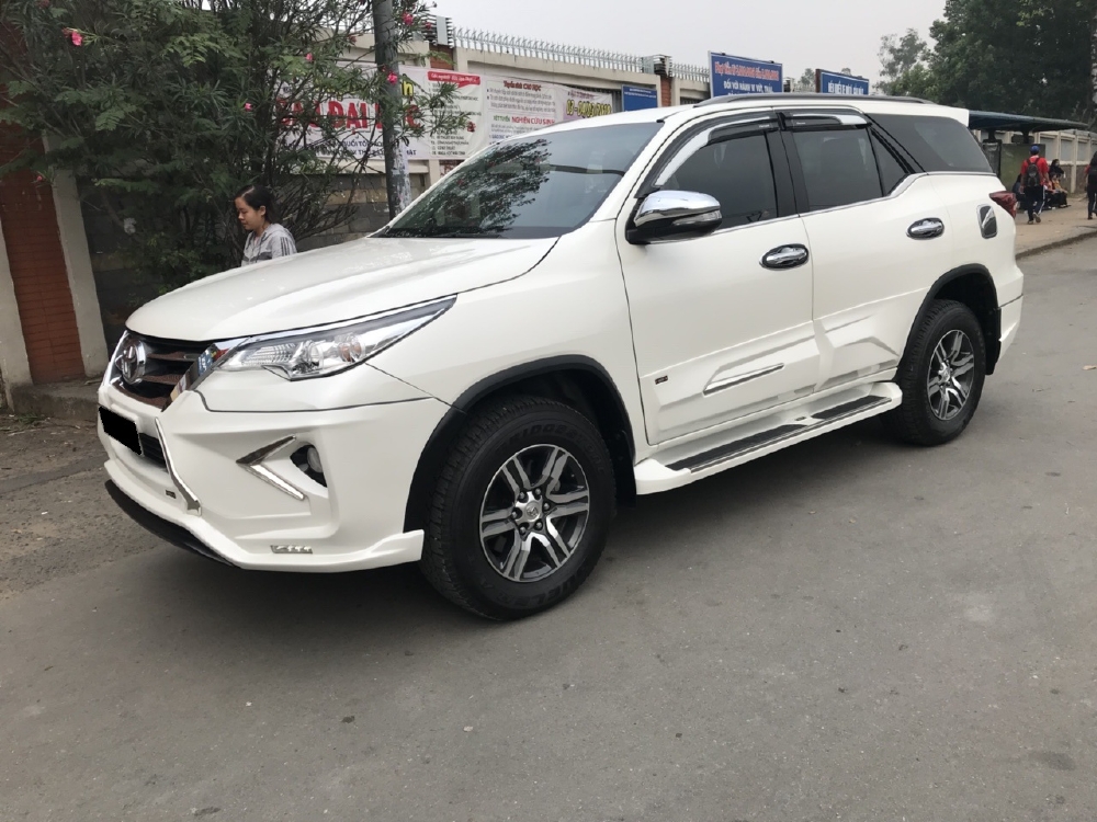 Gia đình cần bán Fortuner 2017, số tự động, hai cầu, máy xăng, màu trắng