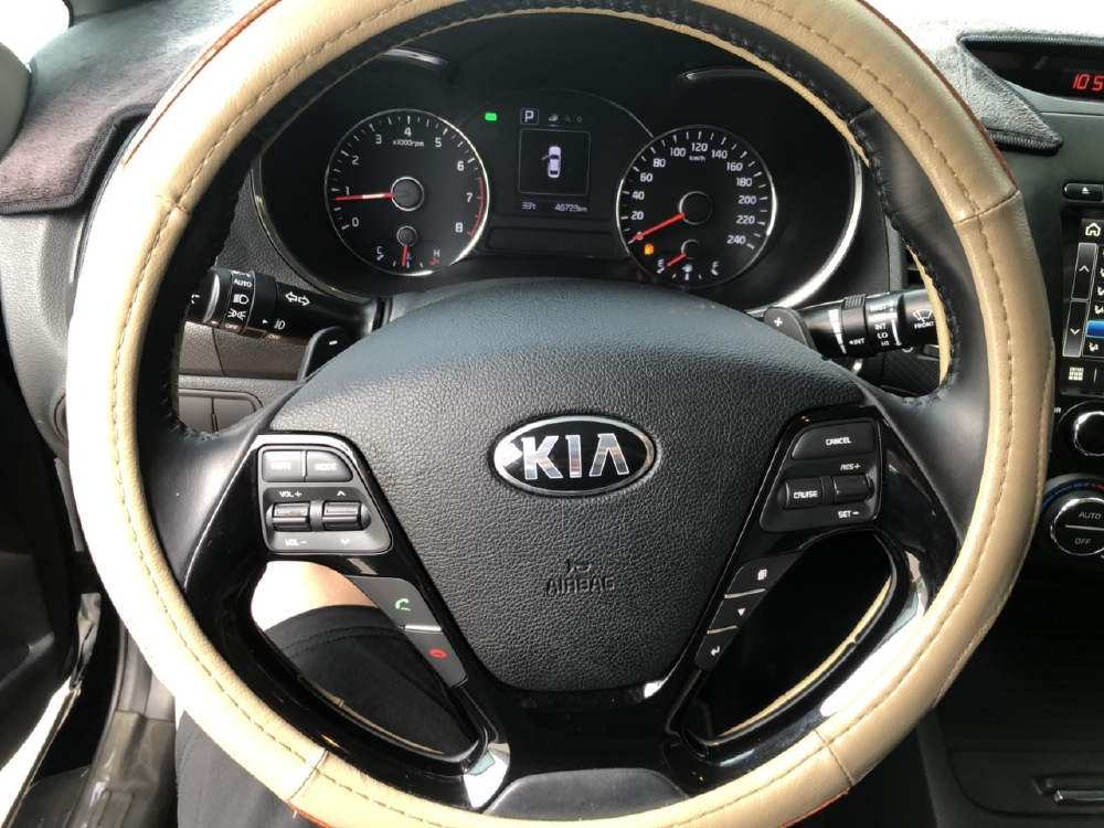 Bán Kia Cerato 1.6AT màu đen VIP số tự động sản xuất 2017 đi 30.000km