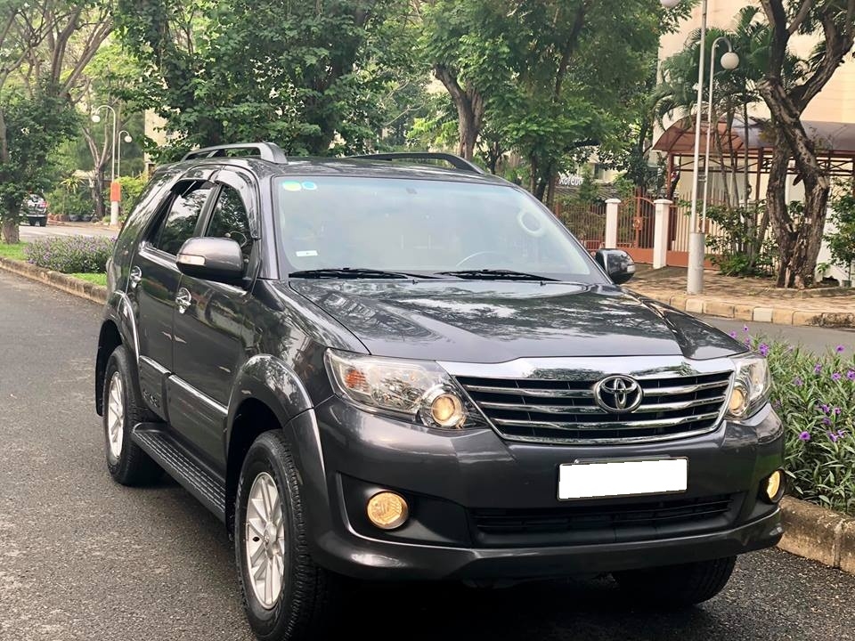 gia đình cần bán Fortuner 2014, số tự động máy xăng, màu xám lông chuột