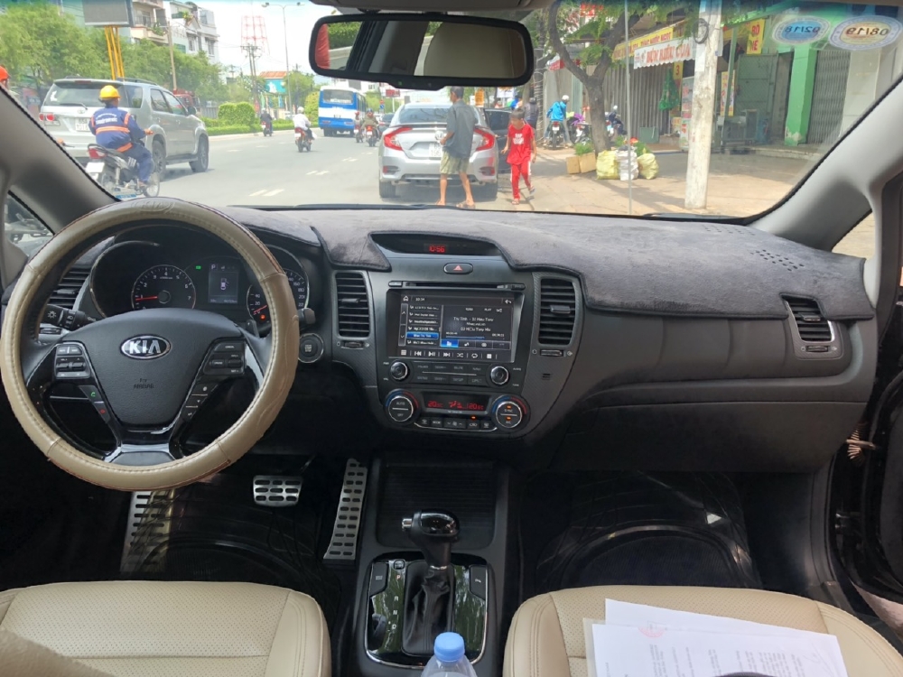 Bán Kia Cerato 1.6AT màu đen VIP số tự động sản xuất 2017 đi 30.000km
