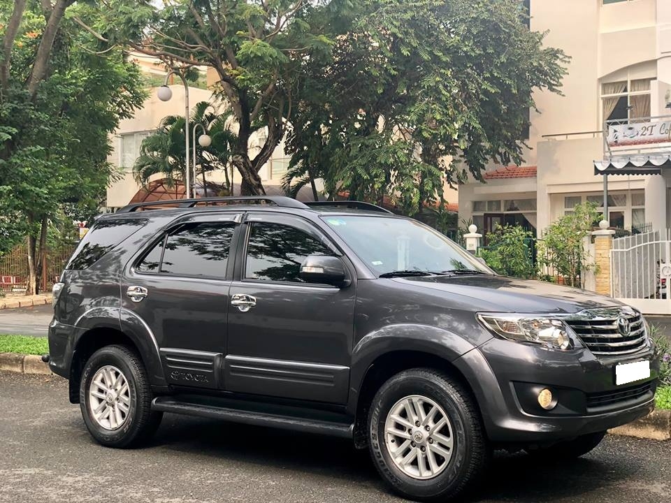 gia đình cần bán Fortuner 2014, số tự động máy xăng, màu xám lông chuột