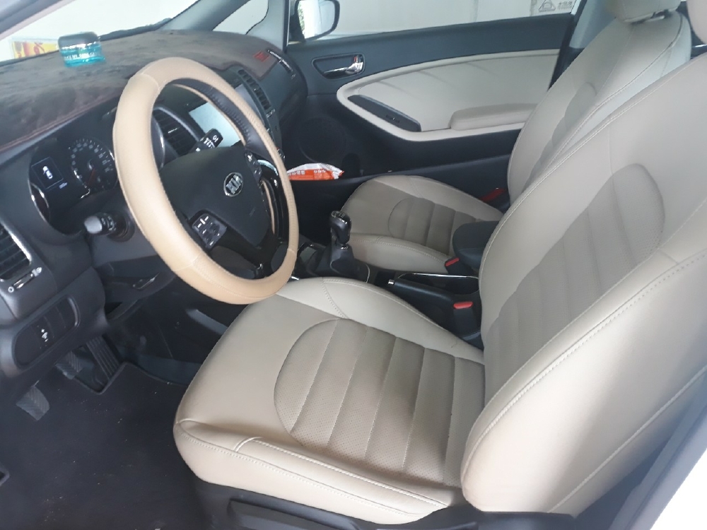 Bán Kia Cerato 1.6MT bản đủ màu trắng số sàn sản xuất cuối 2018 đi 1800km
