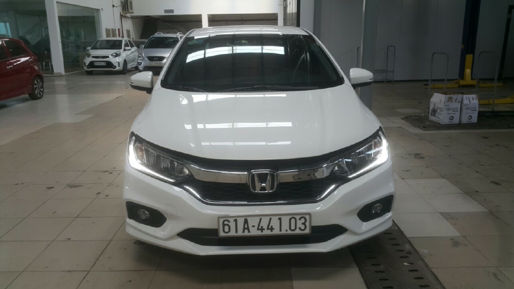 Bán Honda City TOP 1.5CVT màu trắng số tự động sản xuất 2018 đi 19000km