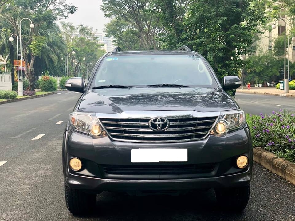 gia đình cần bán Fortuner 2014, số tự động máy xăng, màu xám lông chuột