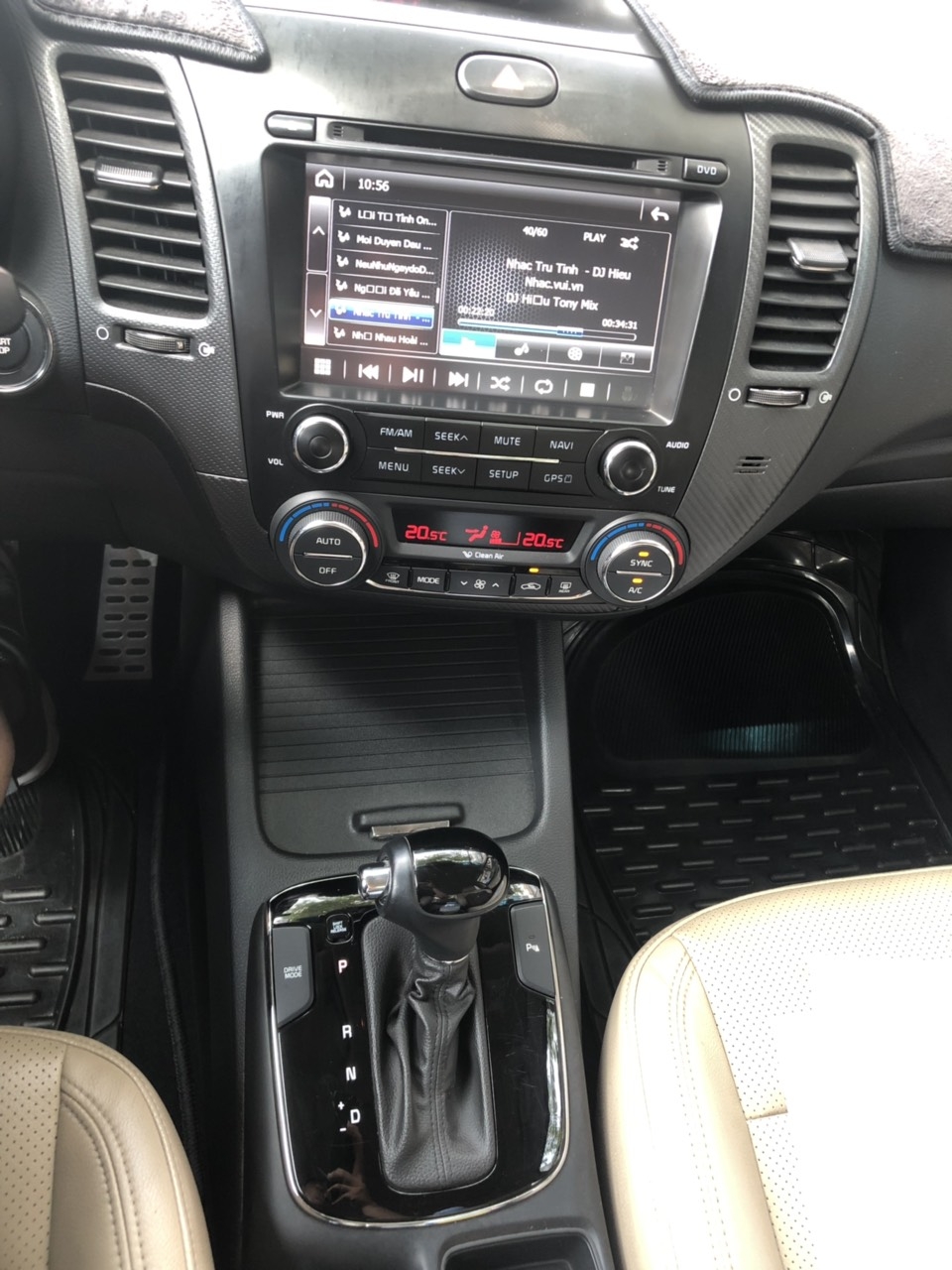 Bán Kia Cerato 1.6AT màu đen VIP số tự động sản xuất 2017 đi 30.000km