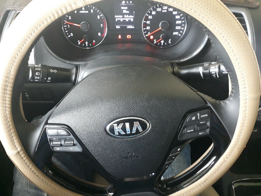 Bán Kia Cerato 1.6MT bản đủ màu trắng số sàn sản xuất cuối 2018 đi 1800km