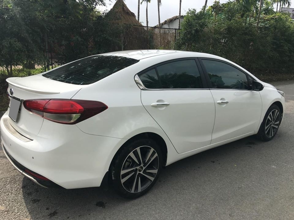 Bán Kia Cerato 8/2018 tự động màu trắng xe rất tuyệt