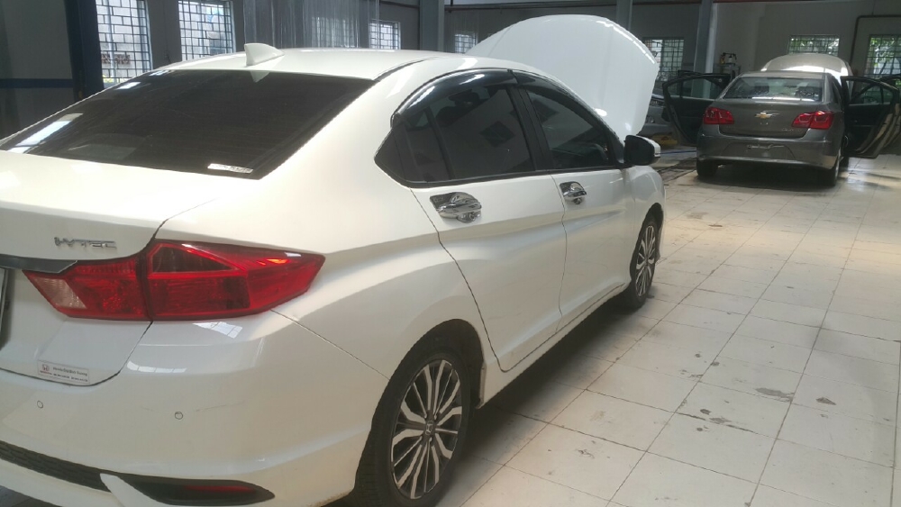 Bán Honda City TOP 1.5CVT màu trắng số tự động sản xuất 2018 đi 19000km
