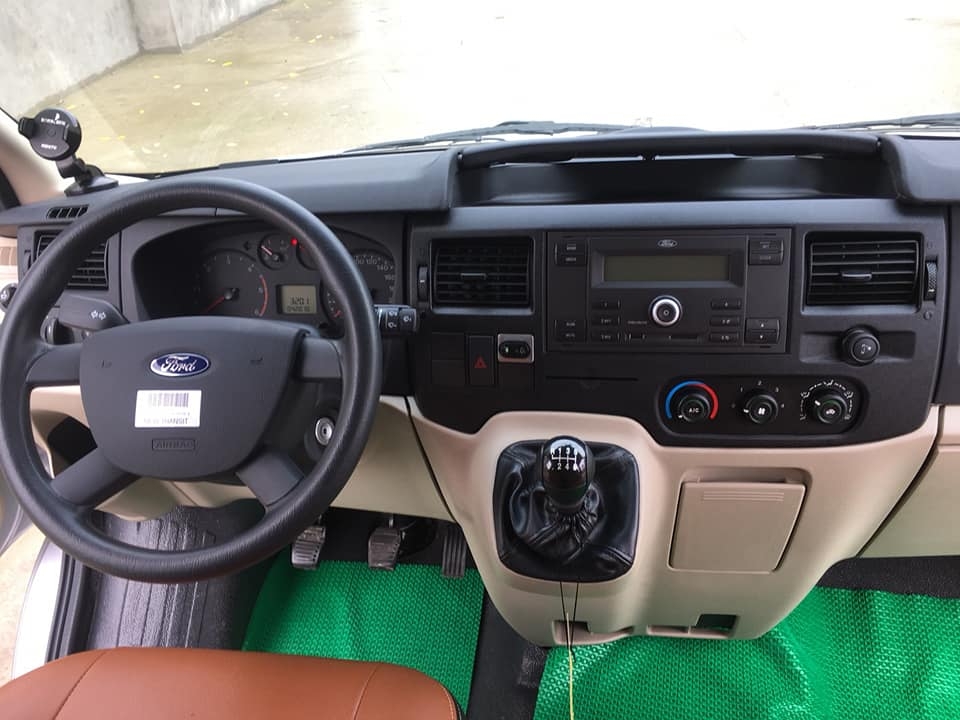 Cần bán xe Transit 2017, màu bạc, số sàn, máy dầu