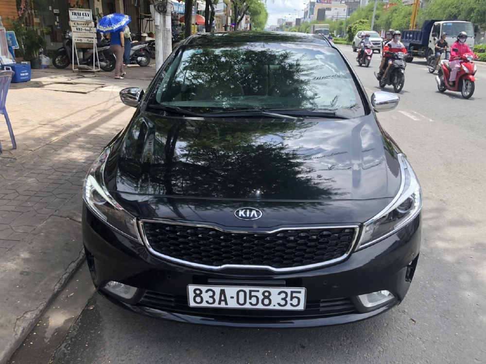 Bán Kia Cerato 1.6AT màu đen VIP số tự động sản xuất 2017 đi 30.000km