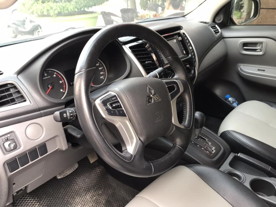 Bán Mitsubishi Triton 2018 tự động máy dầu Xám titan tuyệt đẹp.