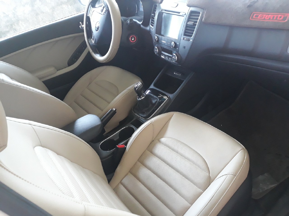Bán Kia Cerato 1.6MT bản đủ màu trắng số sàn sản xuất cuối 2018 đi 1800km
