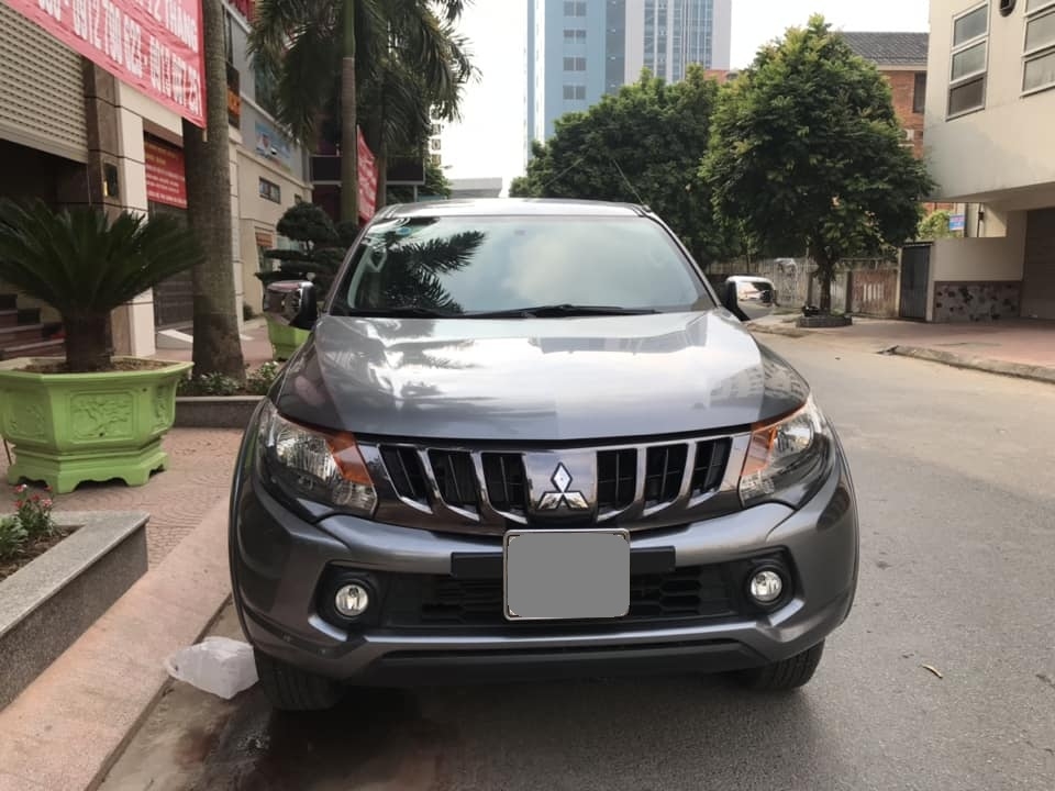 Bán Mitsubishi Triton 2018 tự động máy dầu Xám titan tuyệt đẹp.