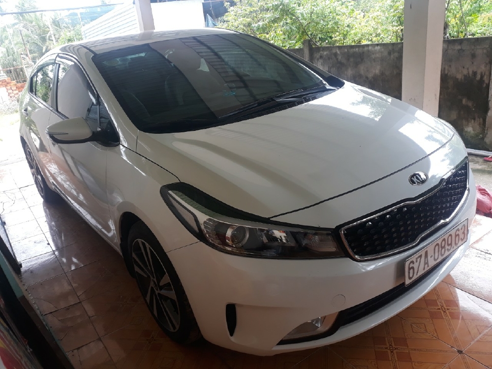 Bán Kia Cerato 1.6MT bản đủ màu trắng số sàn sản xuất cuối 2018 đi 1800km