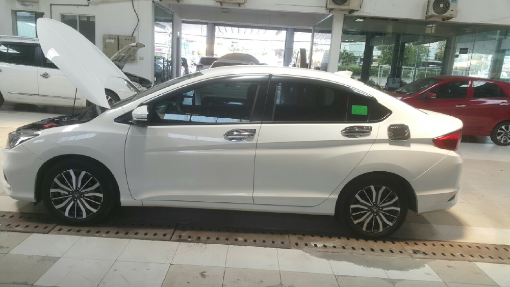 Bán Honda City TOP 1.5CVT màu trắng số tự động sản xuất 2018 đi 19000km