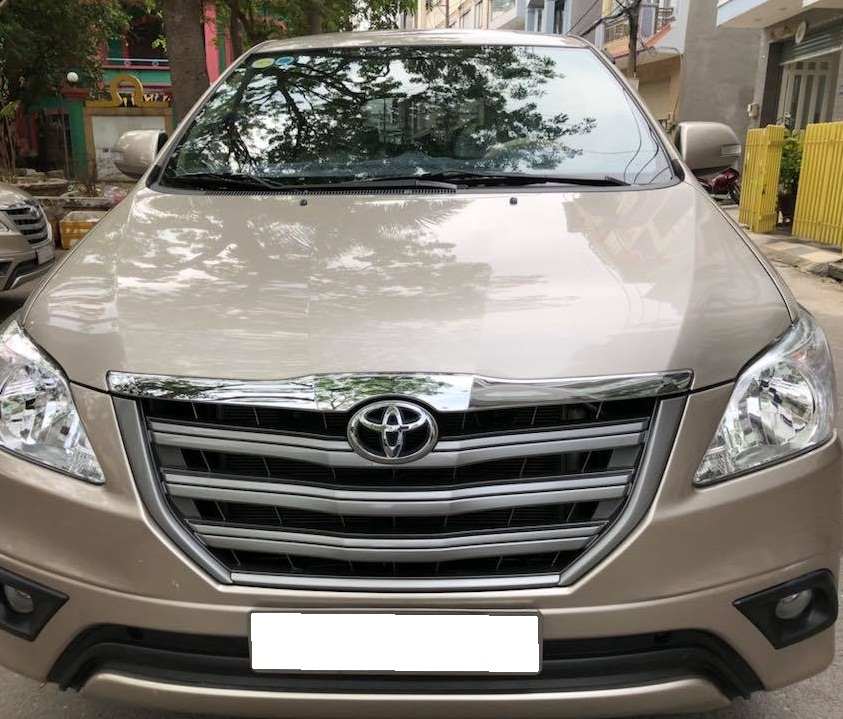 Gia đình cần bán xe Innova 2015, số sàn, màu vàng cát, zin cọp.